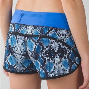 Lululemon Speed Short Mini Ziggy Snake print sz 6